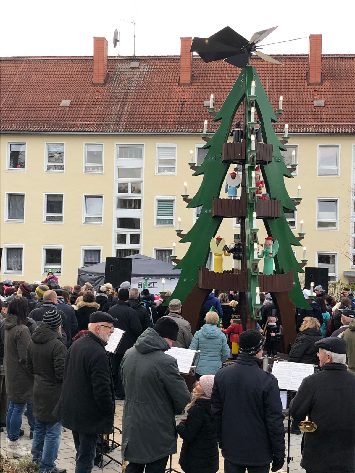 Auf dem Pyramidenfest in Weißenborn kümmerte sich MNET um die Veranstaltungstechnik und sorgte dafür, dass Musiker, Kinderchor und Weihnachtsmann gut zu hören waren.